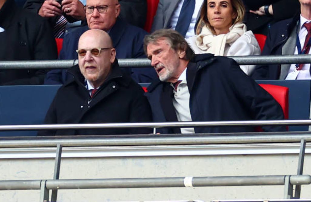 Ratcliffe (phải) từng bước vực dậy Man United.
